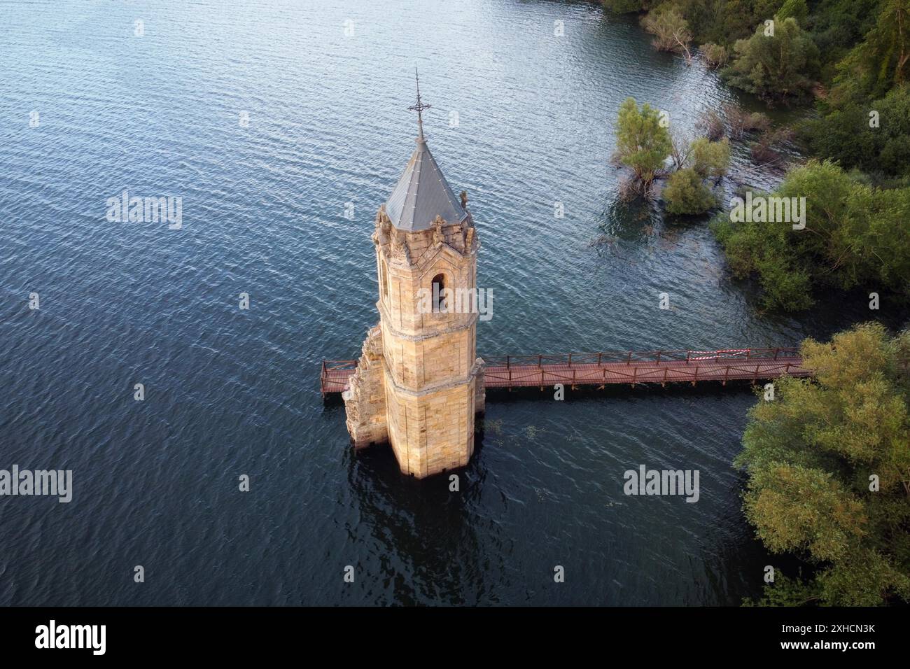 Vue aérienne de la cathédrale de poissons. Ruines d'église submergée situées dans le réservoir de l'Ebro en Cantabrie, dans le nord de l'Espagne. Photo de haute qualité Banque D'Images