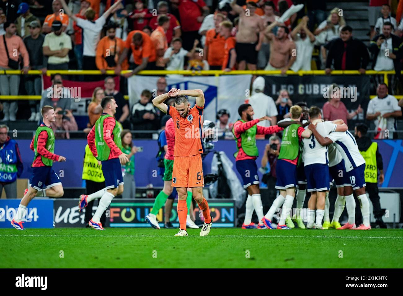 Dortmund, Allemagne, 10 juillet 2024 : Stefan de Vrij (6 pays-Bas) semble déçu et déçu après les scores de l'Angleterre lors du match de demi-finale de l'UEFA EURO 2024 Allemagne entre les pays-Bas et l'Angleterre au BVB Stadion Dortmund à Dortmund, Allemagne. (Daniela Porcelli / SPP) Banque D'Images