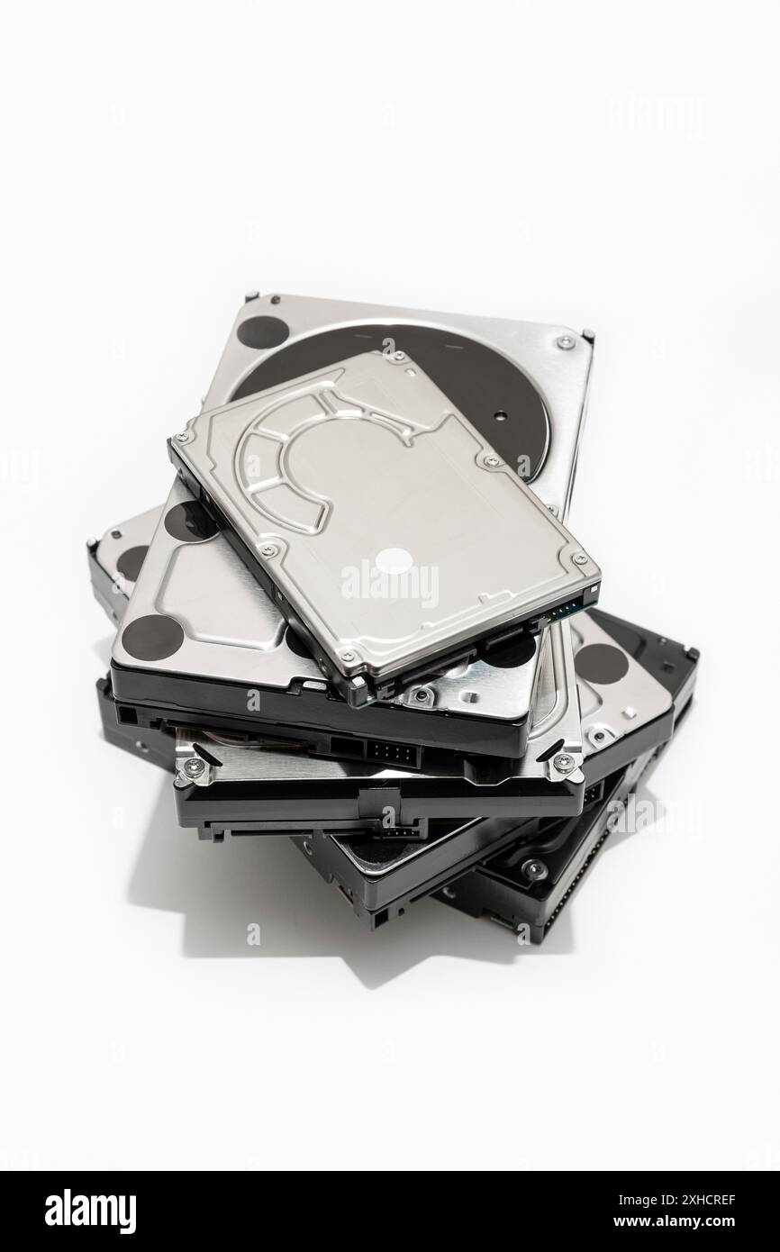 Groupe de disque dur disque dur HDD isolé sur fond blanc. Stockage de données pour matériel informatique Banque D'Images