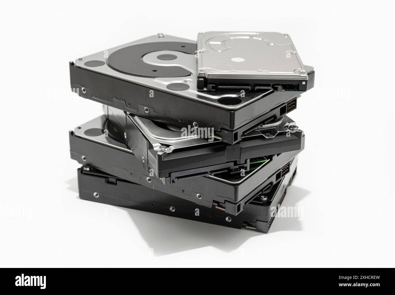 Groupe de disque dur disque dur HDD isolé sur fond blanc. Stockage de données pour matériel informatique Banque D'Images