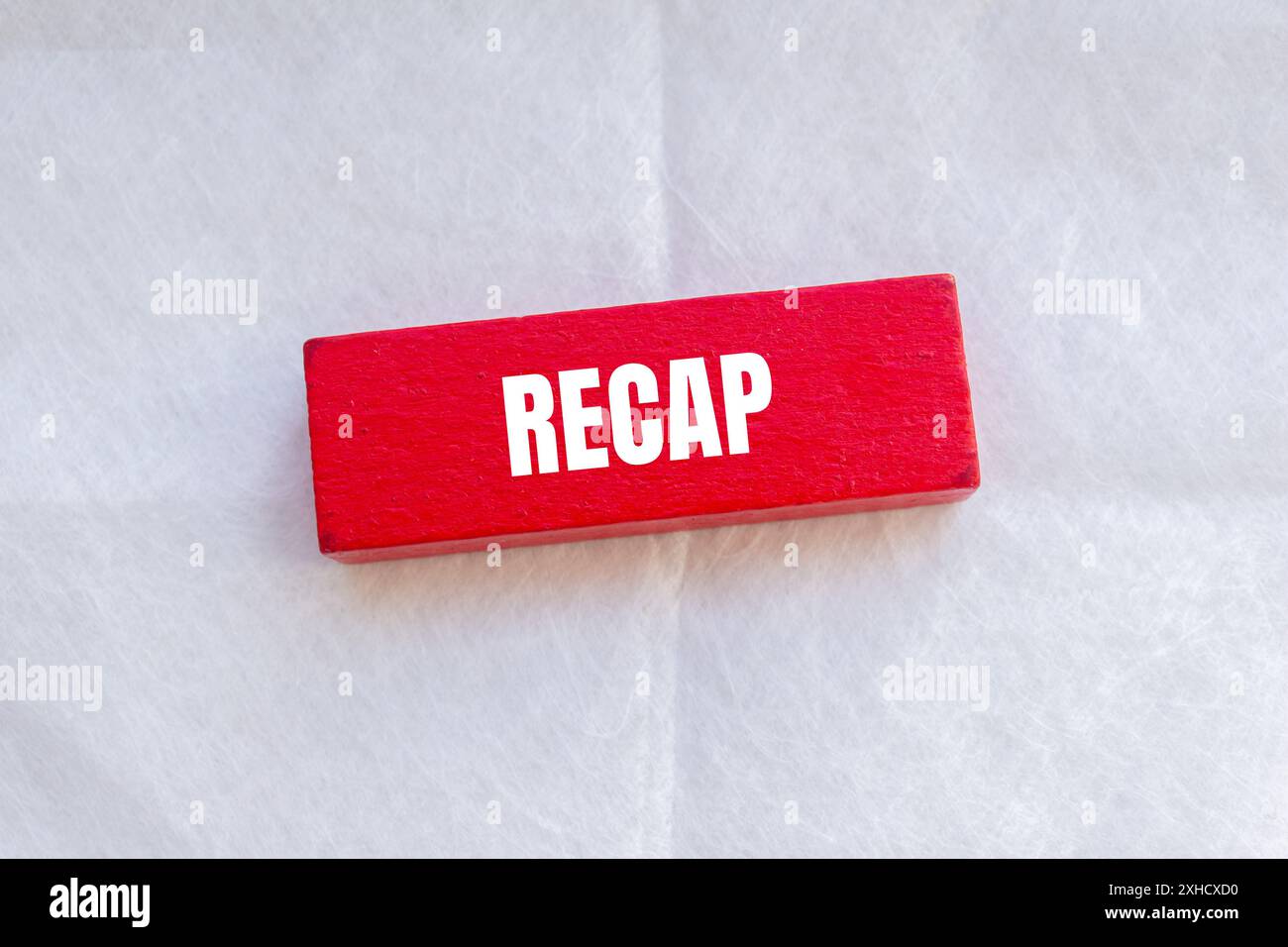 Récapituler le mot écrit sur un bloc wodoen rouge avec un fond blanc. Symbole de mot récapitulatif conceptuel. Banque D'Images