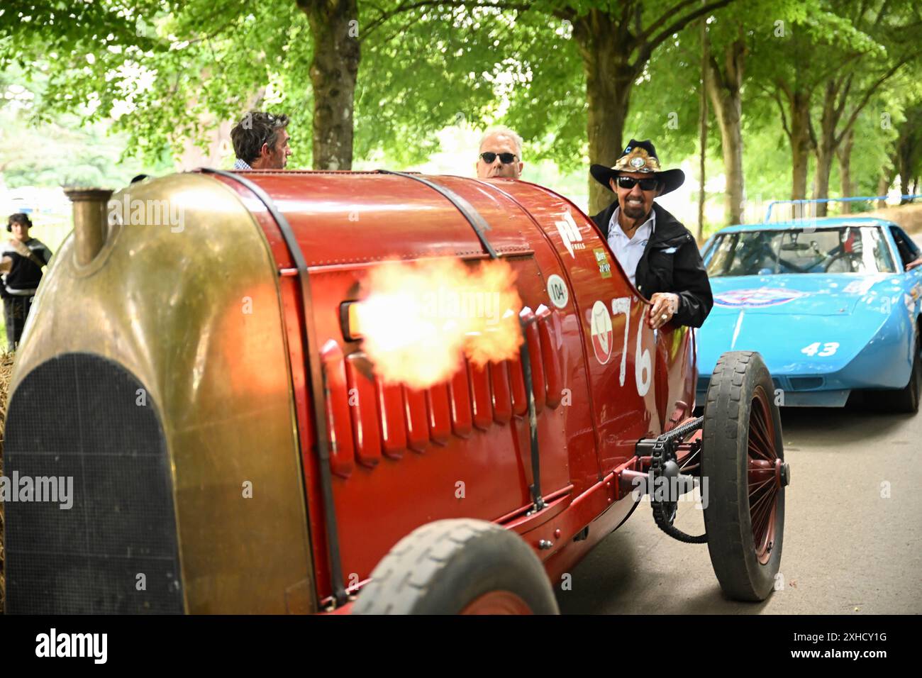 USAGE ÉDITORIAL EXCLUSIF Richard Petty, pilote de NASCAR, dans une Fiat S76 au Goodwood Festival of Speed présenté par Mastercard, qui se déroule dans le parc entourant Goodwood House dans le West Sussex. Date de la photo : samedi 13 juillet 2024. Banque D'Images