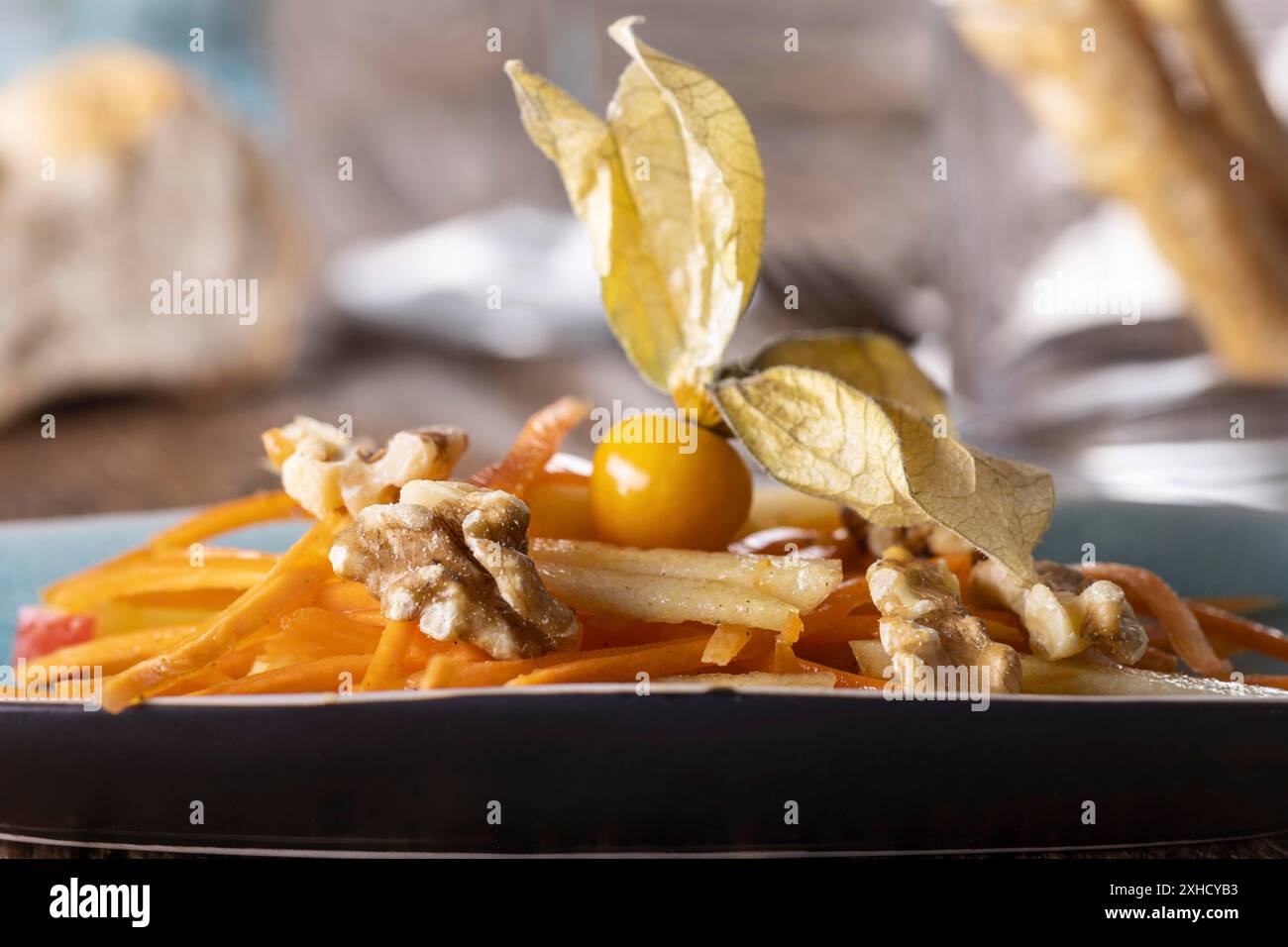 Salade de carottes et de pommes sur bois Banque D'Images