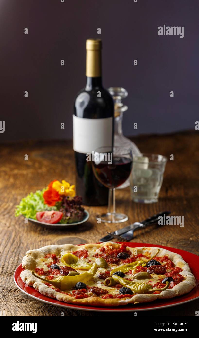 Pizza fraîche avec vin rouge Banque D'Images