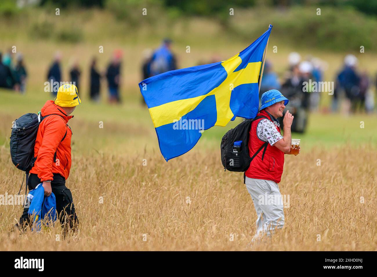 Fans suédois sur le parcours pendant la troisième journée du Genesis Scottish Open 2024 au Renaissance Club, North Berwick. Date de la photo : samedi 13 juillet 2024. Banque D'Images