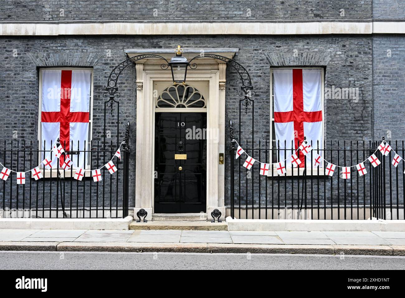 Londres, Royaume-Uni. Le numéro 10 Downing Street a été décoré avec England Flags à la veille de la finale de l'Euro 2024 entre l'Angleterre et l'Espagne. Crédit : michael melia/Alamy Live News Banque D'Images