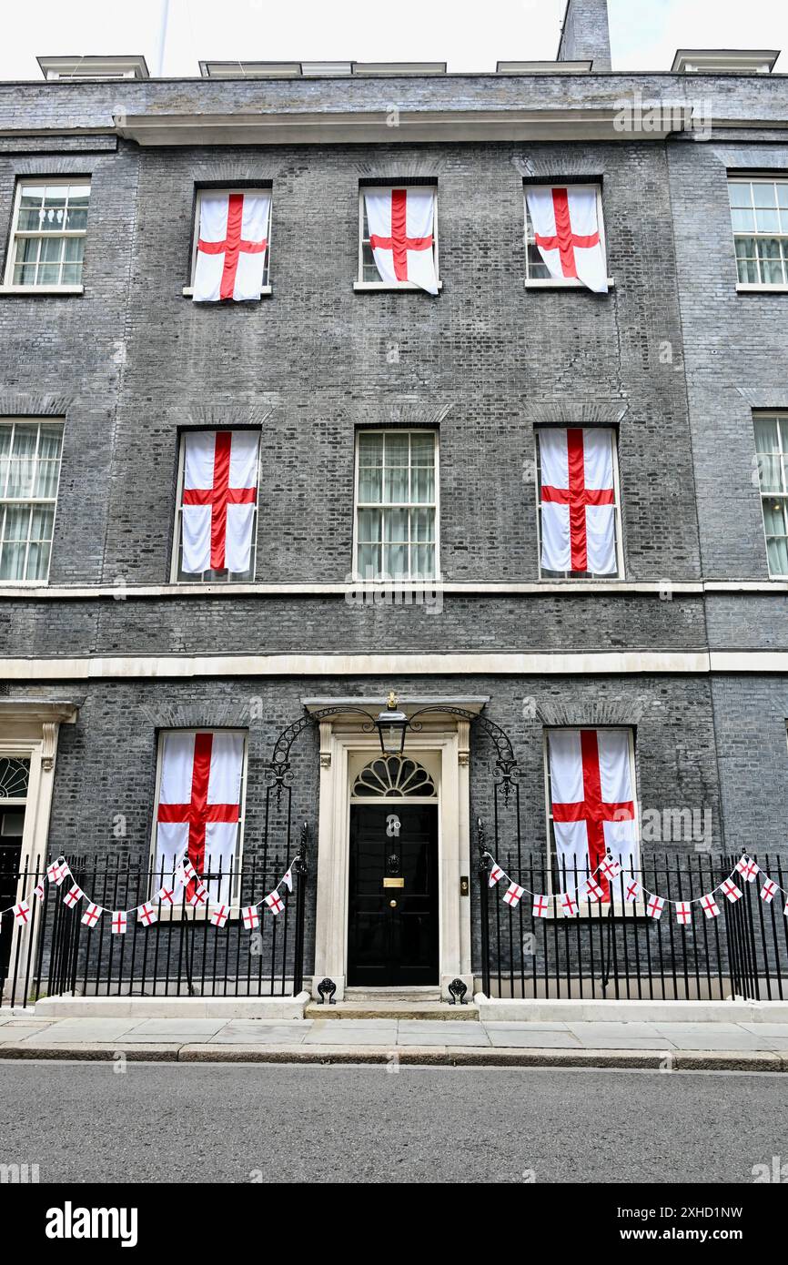 Londres, Royaume-Uni. Le numéro 10 Downing Street a été décoré avec England Flags à la veille de la finale de l'Euro 2024 entre l'Angleterre et l'Espagne. Crédit : michael melia/Alamy Live News Banque D'Images