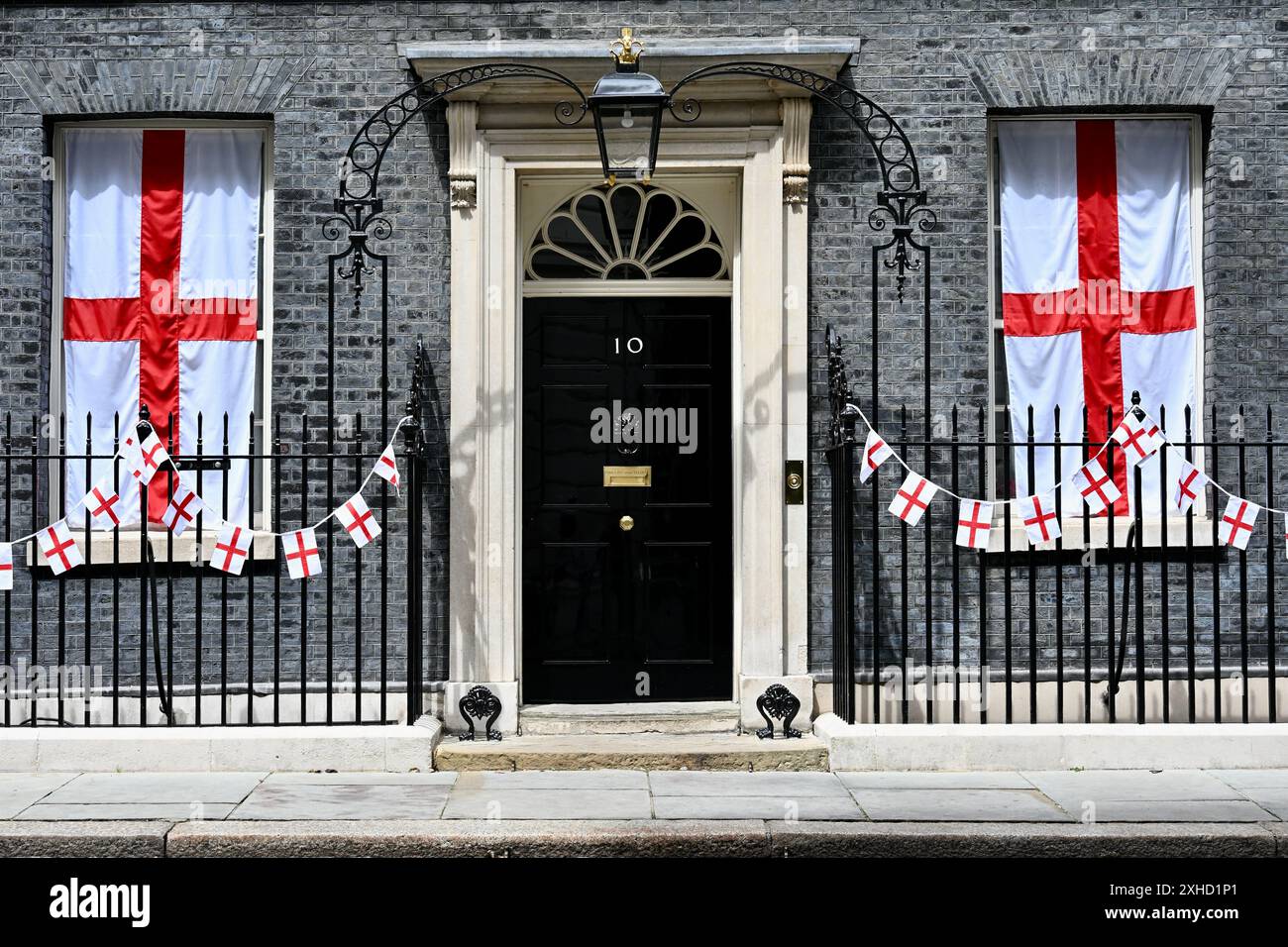 Londres, Royaume-Uni. Le numéro 10 Downing Street a été décoré avec England Flags à la veille de la finale de l'Euro 2024 entre l'Angleterre et l'Espagne. Crédit : michael melia/Alamy Live News Banque D'Images