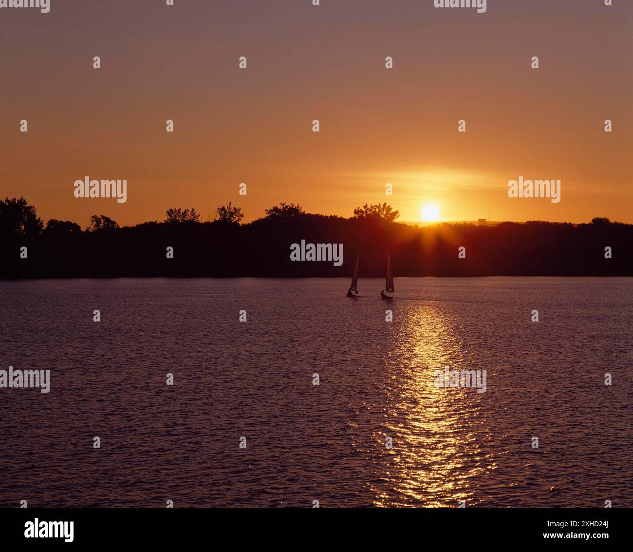 Petits voiliers sur la rivière des Outaouais au coucher du soleil en été, Ontario, Canada Banque D'Images