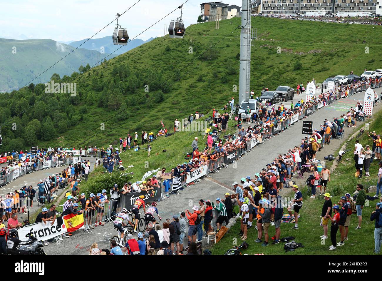 Le néerlandais Mathieu van der Poel d'Alpecin-Deceuninck et le danois Magnus Cort Nielsen d'Uno-X Mobility photographiés lors de l'étape 14 du Tour de France 2024, de Pau à Saint-Lary-Soulan Pla d'Adet, France (151, 9 km), le samedi 13 juillet 2024. La 111ème édition du Tour de France débute le samedi 29 juin et se termine à Nice le 21 juillet. BELGA PHOTO DAVID PINTENS crédit : Belga News Agency/Alamy Live News Banque D'Images