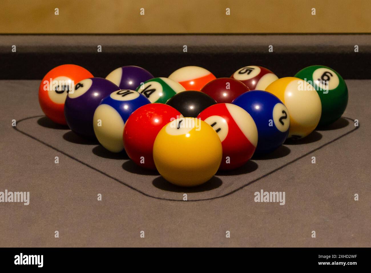 quelques boules de billard colorées sur une table pour jouer Banque D'Images