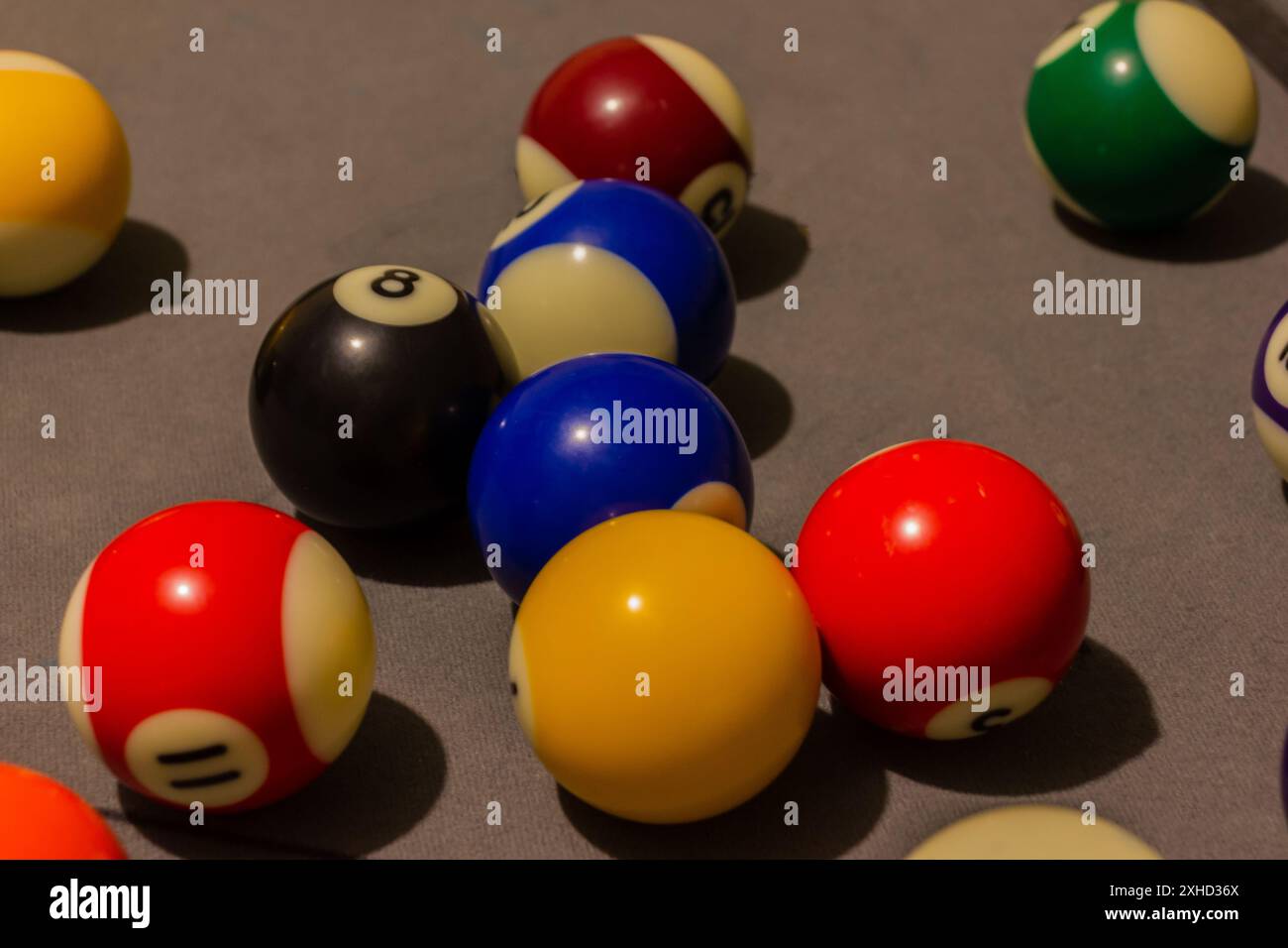 quelques boules de billard colorées sur une table pour jouer Banque D'Images