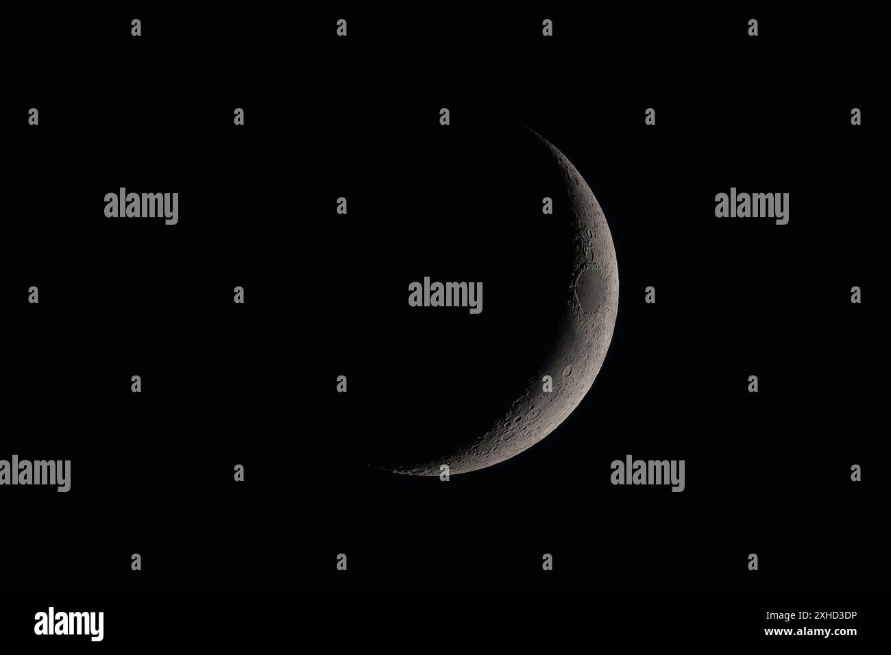 nouvelle lune détaillée sur ciel sombre ; cette image sereine et mystique est parfaite pour illustrer l'astronomie, les cycles lunaires, ou la tranquillité nocturne Banque D'Images