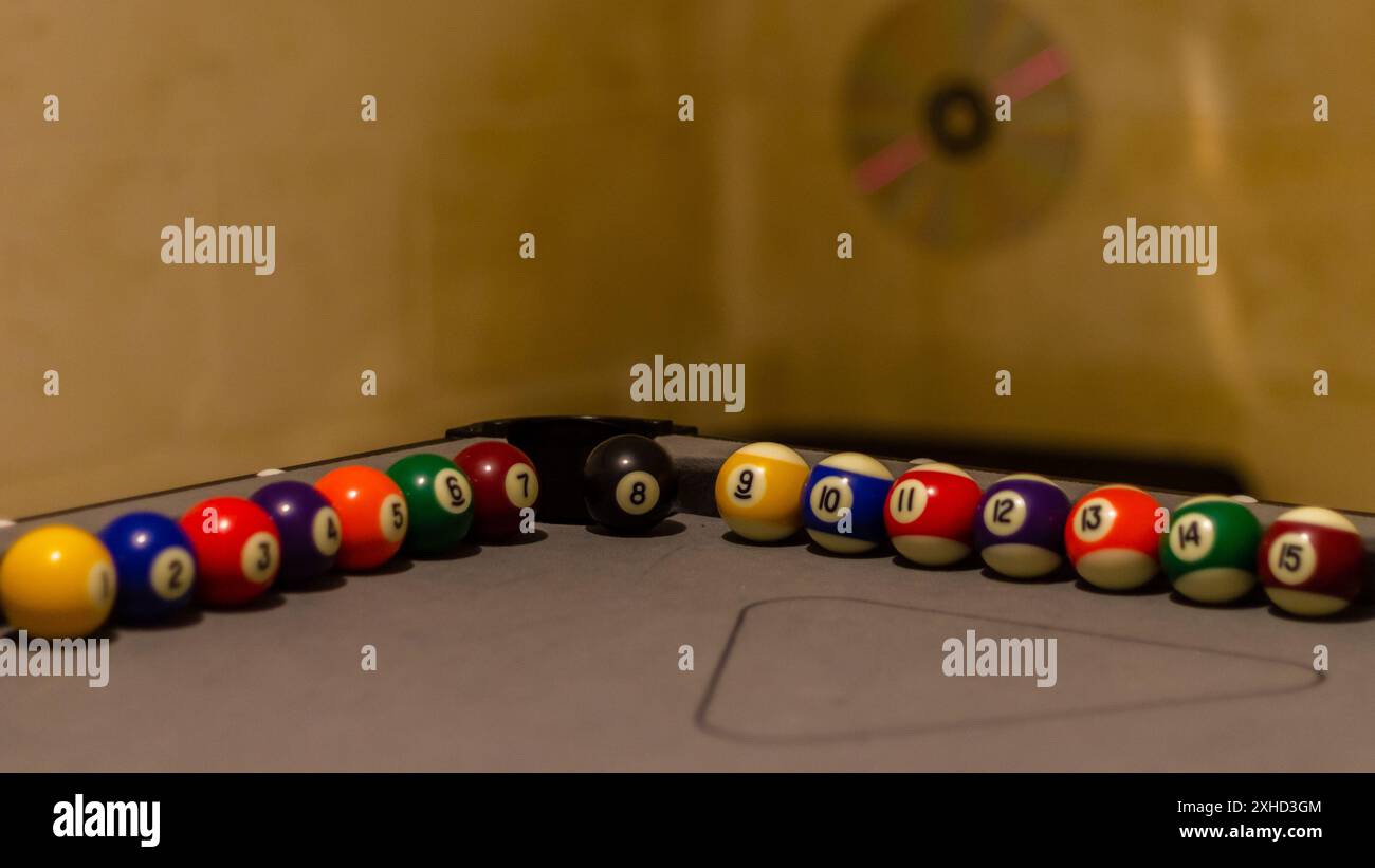 quelques boules de billard colorées sur une table pour jouer Banque D'Images