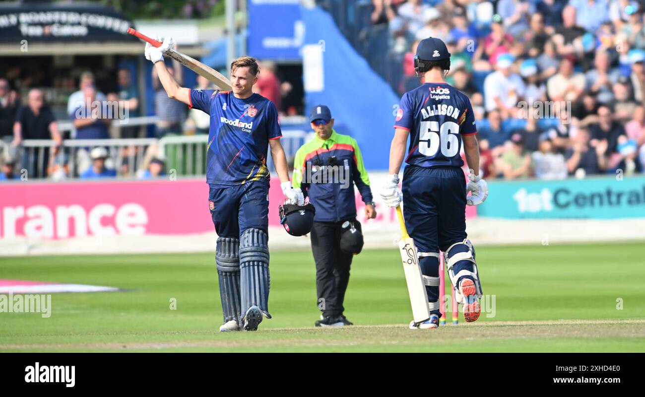 Hove Royaume-Uni 13 juillet 2024 - Michael Pepper célèbre son siècle alors qu'il marque 120 points pour Essex alors qu'ils battent les Sussex Sharks lors du match de cricket Vitality T20 Blast entre les Sussex Sharks et Essex au 1er Central County Ground à Hove : crédit Simon Dack /TPI/ Alamy Live News Banque D'Images