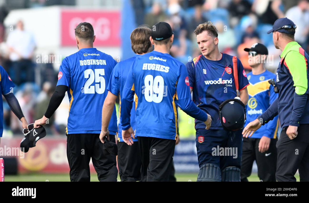 Hove UK 13 juillet 2024 - Michael Pepper de l'Essex qui a marqué 120 points est félicité par les joueurs des Sussex Sharks après qu'Essex ait battu les Sussex Sharks dans le match de cricket Vitality T20 Blast entre les Sussex Sharks et Essex au 1er Central County Ground à Hove : crédit Simon Dack /TPI/ Alamy Live News Banque D'Images