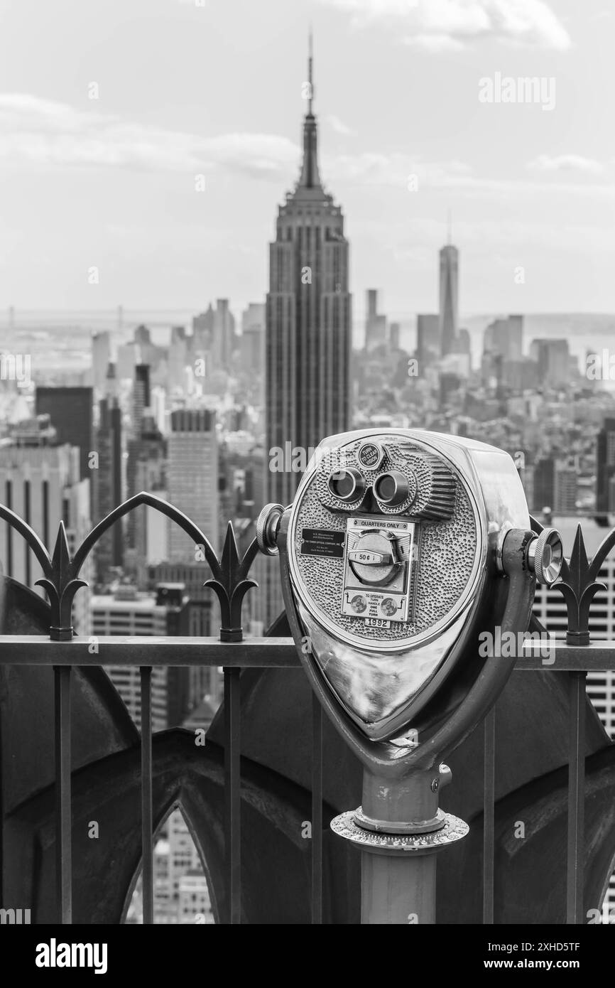 Rockefeller Building observation des jumelles regardant vers l'Empire State Building Banque D'Images