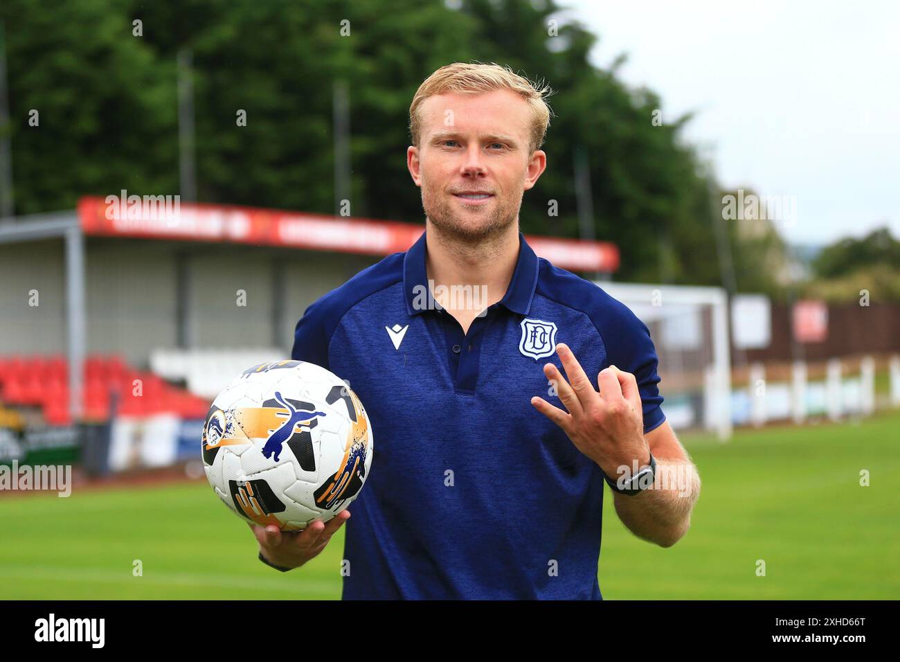 13 juillet 2024 ; New Dundas Park, Bonnyrigg, Midlothian, Écosse; Scottish premier Sports Cup Football, Bonnyrigg Rose contre Dundee ; Curtis main de Dundee avec le ballon de match après avoir marqué un tour du chapeau Banque D'Images