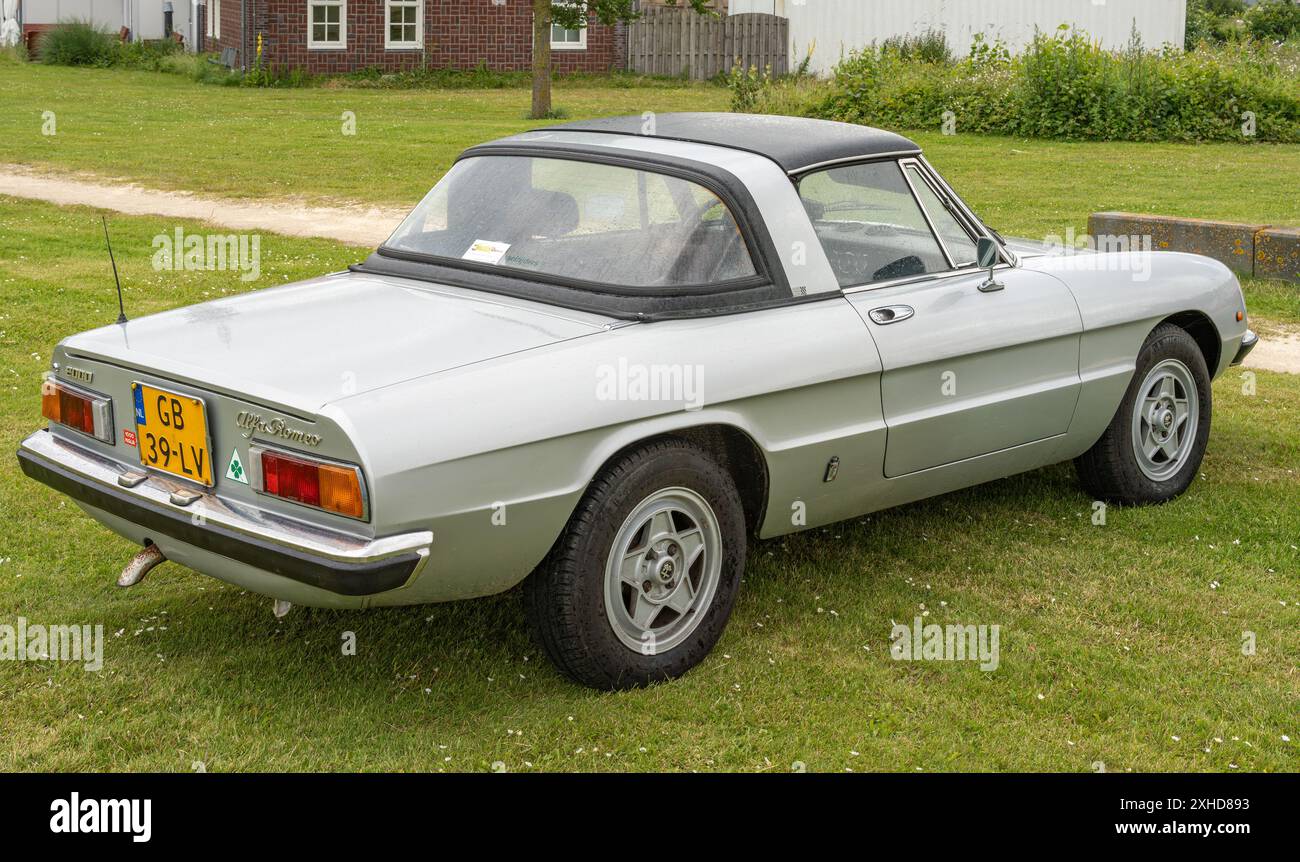 Lelystad, pays-Bas, 16.06.2024, vue latérale de la classique Alfa Romeo 2000 Spider Veloce de 1980 lors de la Journée nationale du vieux chronomètre Banque D'Images