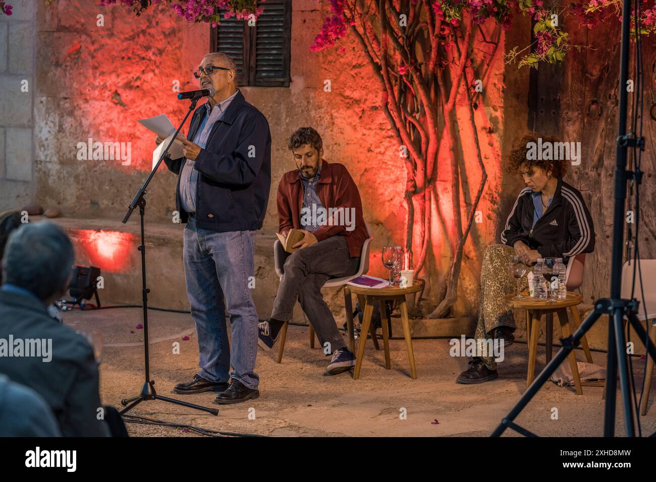 Joan Tomàs Martínez, Joan Navarro et Raquel Santanera, appariement de poèmes et de vins à la cave Can Majoral, Fundació Mallorca Literària, Algaida, Majorque, Îles Baléares, Espagne. Banque D'Images