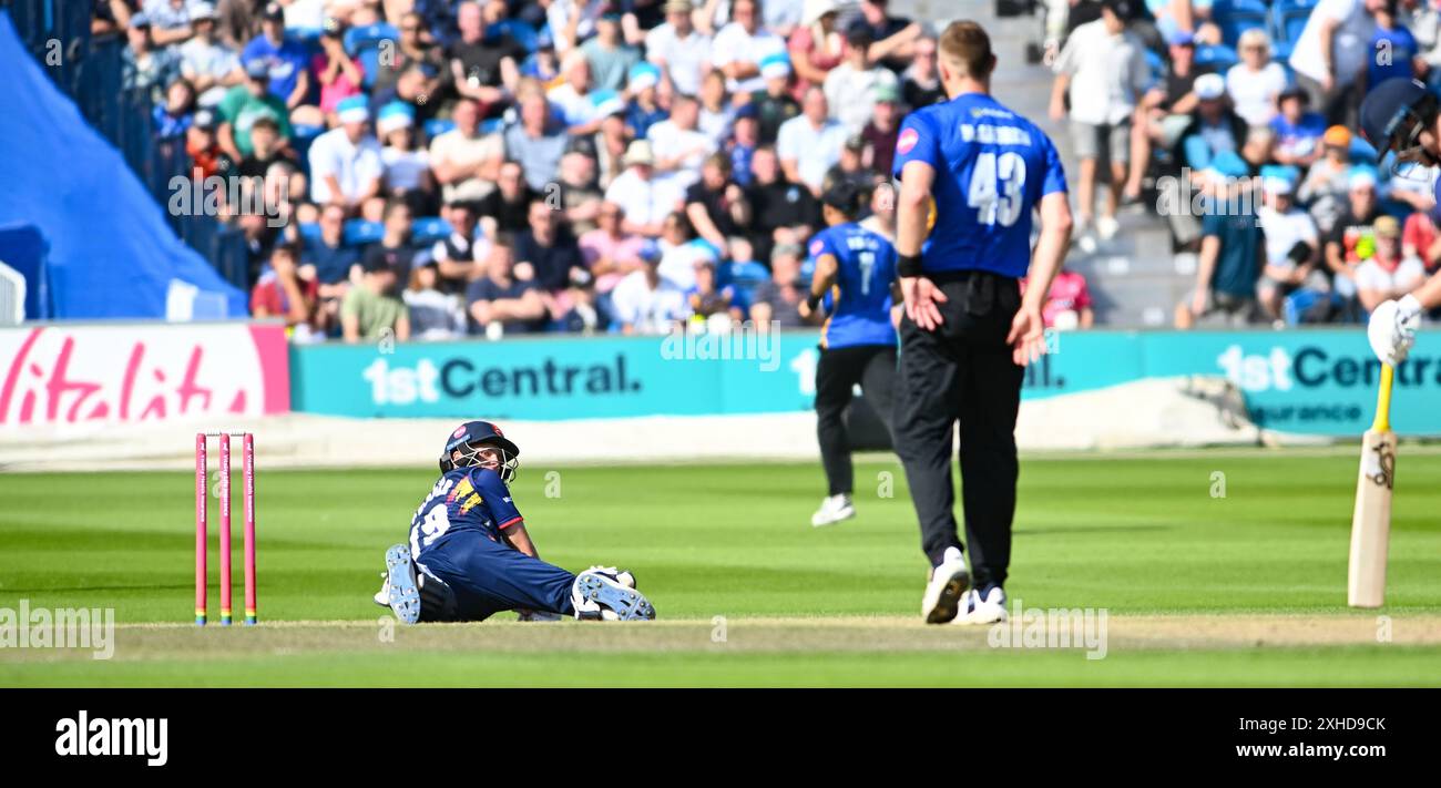 Hove Royaume-Uni 13 juillet 2024 - Michael Pepper prend une action évasive à partir d'un ballon de Nathan McAndrew sur son chemin à 120 courses pour Essex alors qu'ils battaient Sussex Sharks lors du match de cricket Vitality T20 Blast entre Sussex Sharks et Essex au 1er Central County Ground à Hove : crédit Simon Dack /TPI/ Alamy Live News Banque D'Images