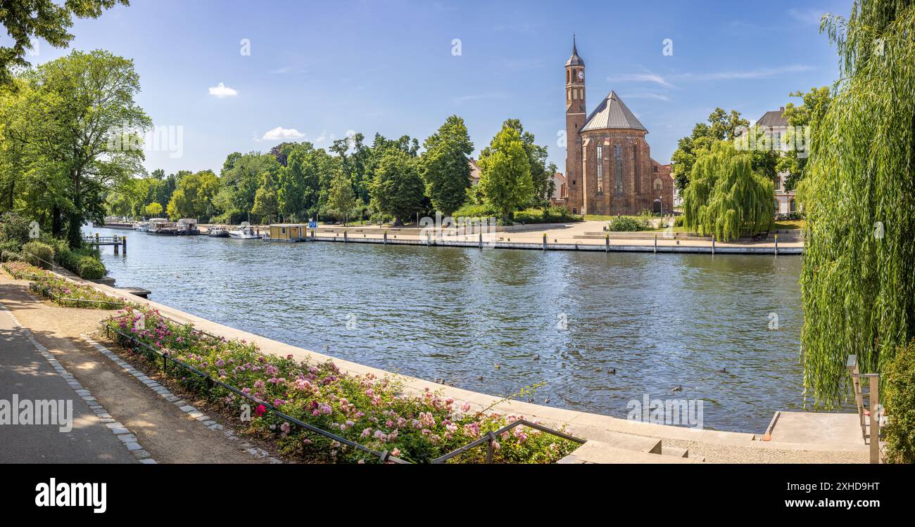Image panoramique de la rive du Niederhavel dans le Brandebourg (Havel) avec l'église de Johannis. Banque D'Images Image panoramique de la rive du Niederhavel dans le Brandebourg (Havel) avec l'église de Johannis. Banque D'Images