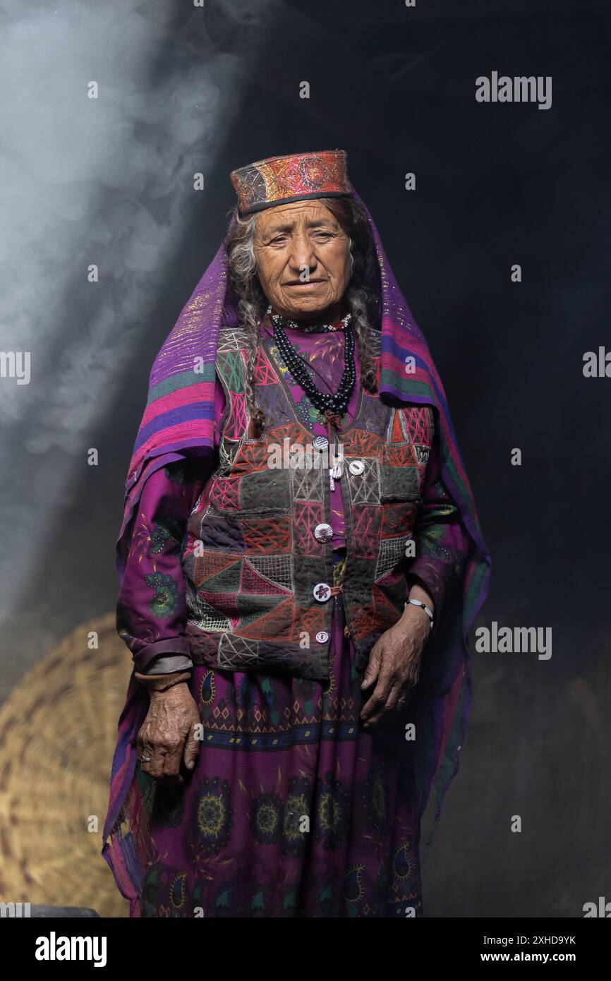 Une femme de 58 ans nommée Bakhma vit dans le village de Bork à Little Pamir, dans le district de Wakhan, dans la province de Badakhshan. Elle appartient à l'ethnie Wakhi Banque D'Images
