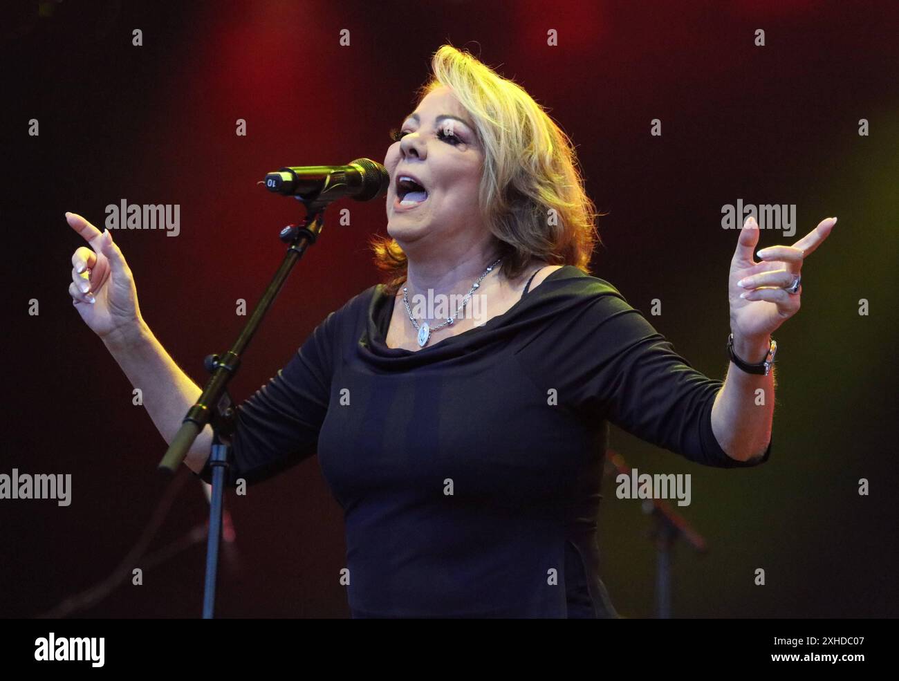 80er Kultstar Sandra beim Berliner Rundfunk Open Air 2024 Berlin Parkbühne Wuhlheide 13.07.2024 *** star culte des années 80 Sandra au Berliner Rundfunk Open Air 2024 Berlin Parkbühne Wuhlheide 13 07 2024 Copyright : xmix1x Banque D'Images 80er Kultstar Sandra beim Berliner Rundfunk Open Air 2024 Berlin Parkbühne Wuhlheide 13.07.2024 *** star culte des années 80 Sandra au Berliner Rundfunk Open Air 2024 Berlin Parkbühne Wuhlheide 13 07 2024 Copyright : xmix1x Banque D'Images