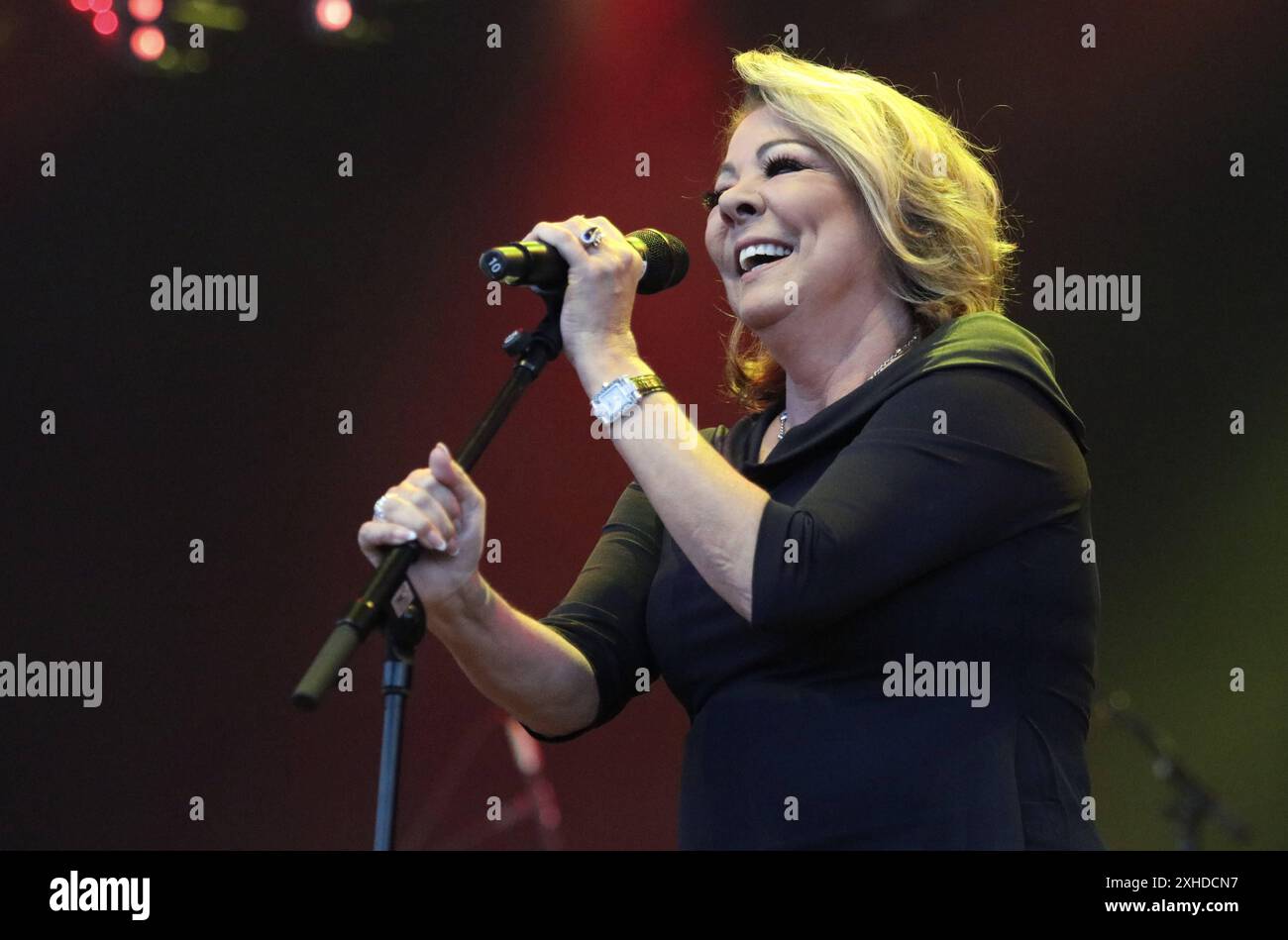 80er Kultstar Sandra beim Berliner Rundfunk Open Air 2024 Berlin Parkbühne Wuhlheide 13.07.2024 *** star culte des années 80 Sandra au Berliner Rundfunk Open Air 2024 Berlin Parkbühne Wuhlheide 13 07 2024 Copyright : xmix1x Banque D'Images 80er Kultstar Sandra beim Berliner Rundfunk Open Air 2024 Berlin Parkbühne Wuhlheide 13.07.2024 *** star culte des années 80 Sandra au Berliner Rundfunk Open Air 2024 Berlin Parkbühne Wuhlheide 13 07 2024 Copyright : xmix1x Banque D'Images