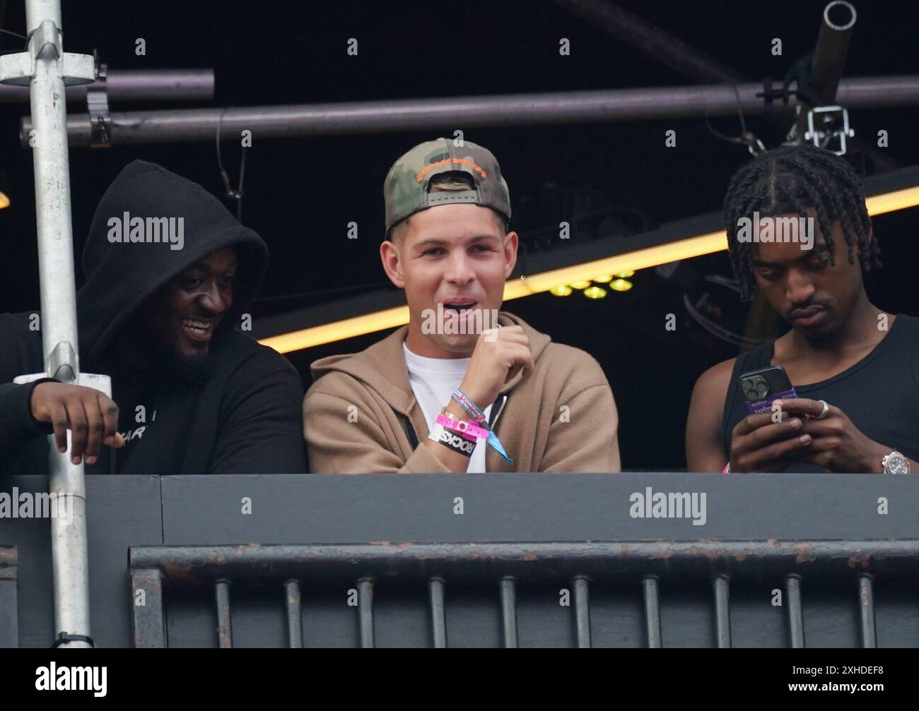 Le footballeur d'Arsenal Emile Smith Rowe (au centre) regarde J Hus se produire sur la scène principale du Wireless Festival au Finsbury Park à Londres. Date de la photo : samedi 13 juillet 2024. Banque D'Images