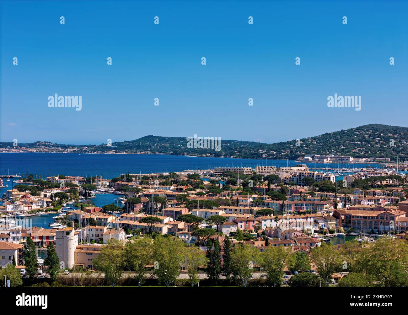 Port Grimaud marina en France au printemps avec yachts et voiliers Banque D'Images