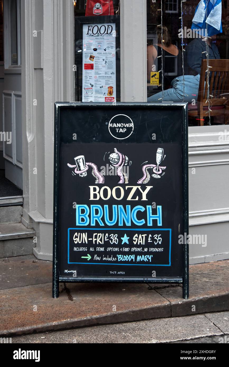Publicité Boozy Brunch devant une maison publique sur Dundas Street dans la nouvelle ville d'Édimbourg. Banque D'Images