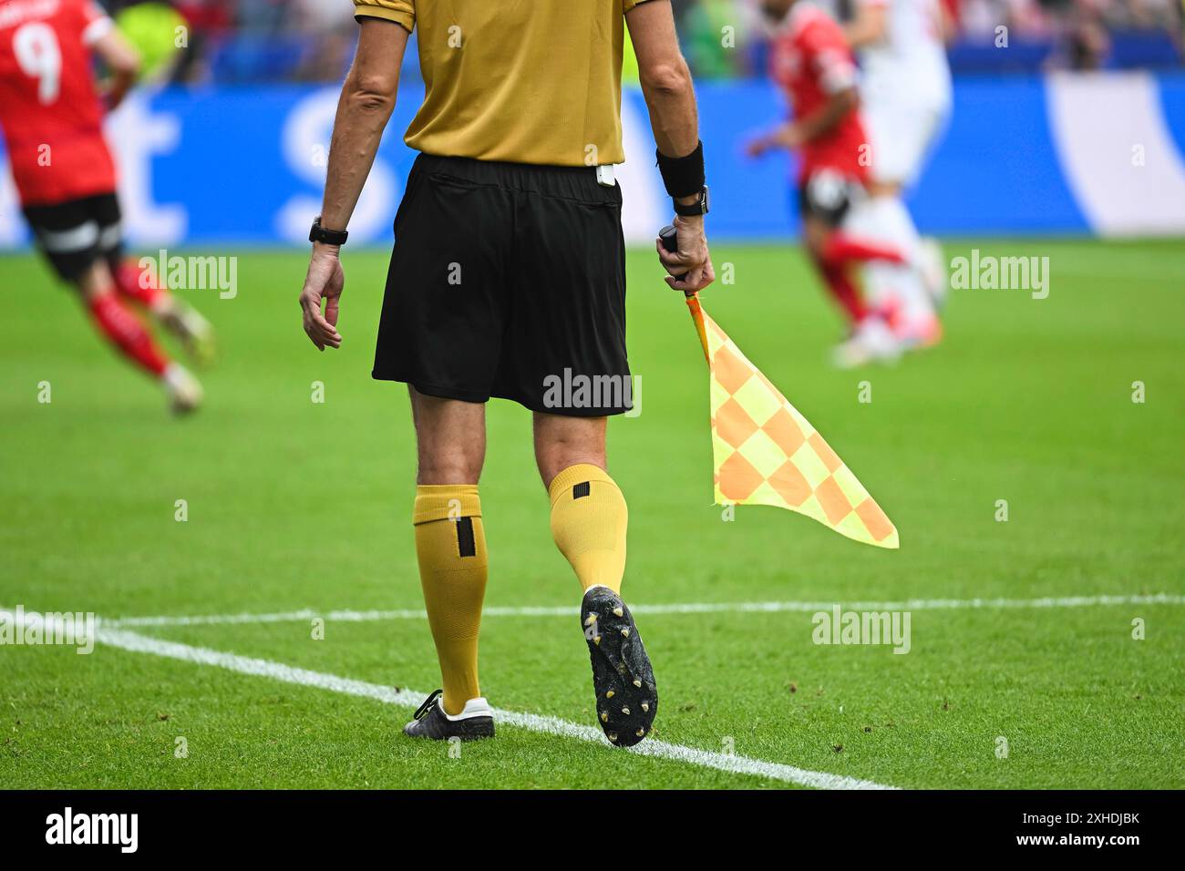 Assistant d'arbitre de football pendant le match Photo Stock - Alamy