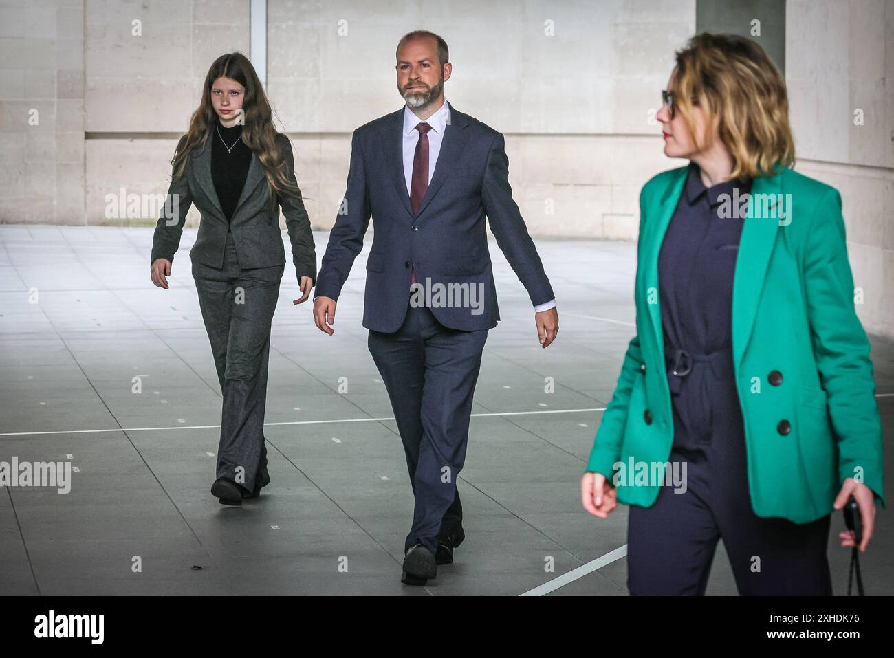 Jonathan Reynolds, secrétaire aux affaires et au commerce, député Stalybridge et Hyde, à la BBC avec sa fille (à gauche) Londres, Royaume-Uni Banque D'Images