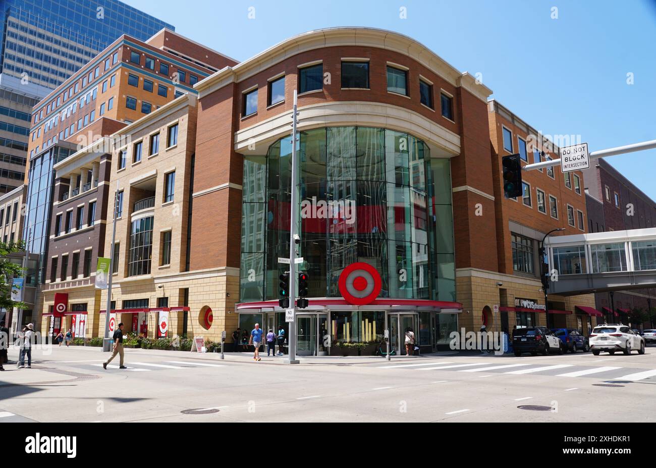 Minneapolis, Minnesota, U. S – 12 juillet 2024 – vue de face du magasin Target par le centre commercial Nicollet Banque D'Images
