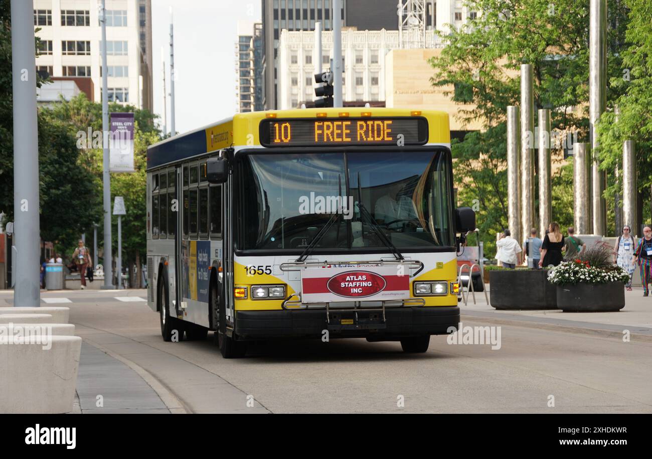 Minneapolis, Minnesota, États-Unis - 12 juillet 2024 - le bus numéro 10 gratuit sur Nicollet Avenue Banque D'Images