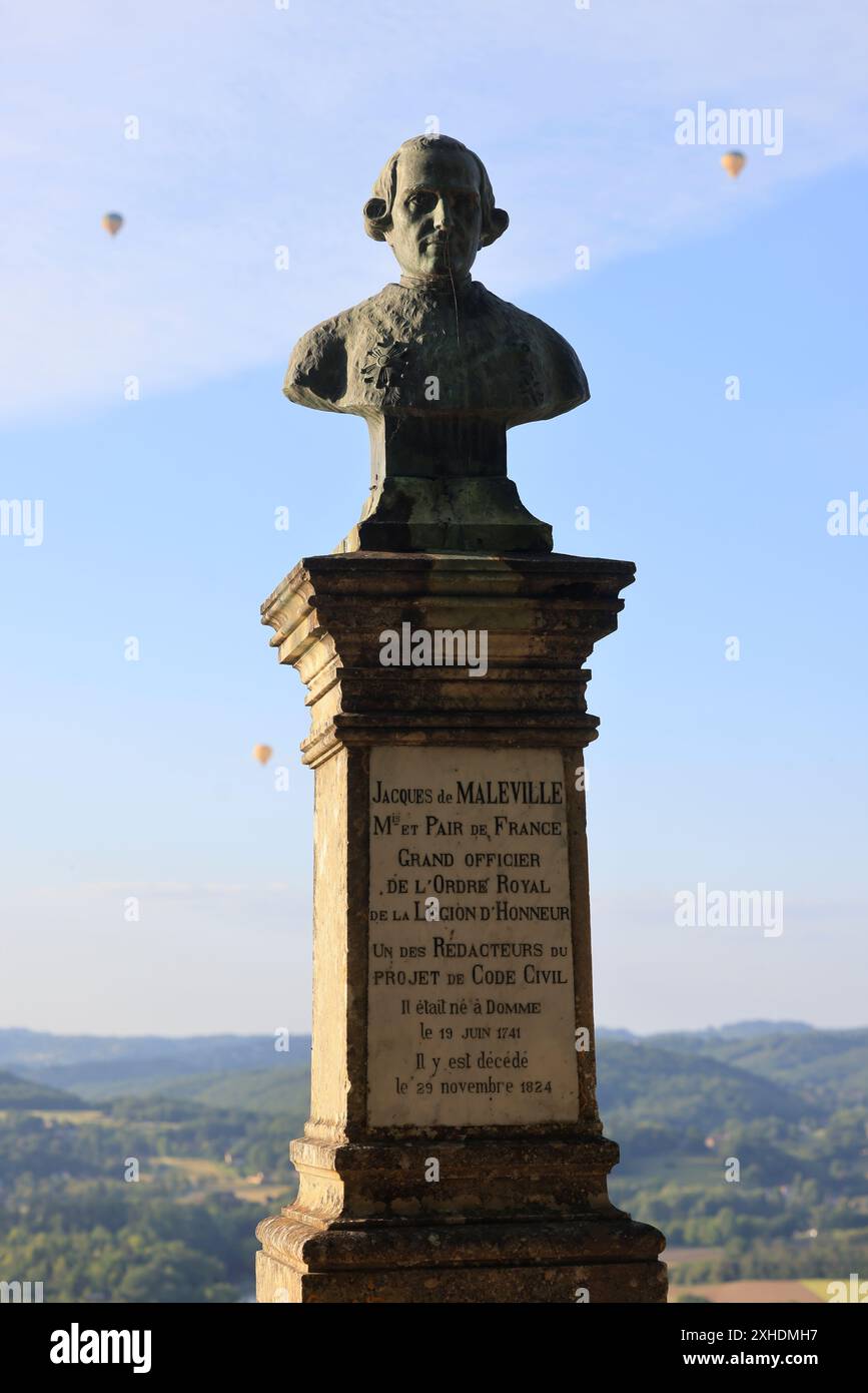 La bastide de Domme surplombe la vallée de la Dordogne dans le Périgord Noir dans le sud-ouest de la France. Domme est répertorié comme l'un des plus beaux v Banque D'Images