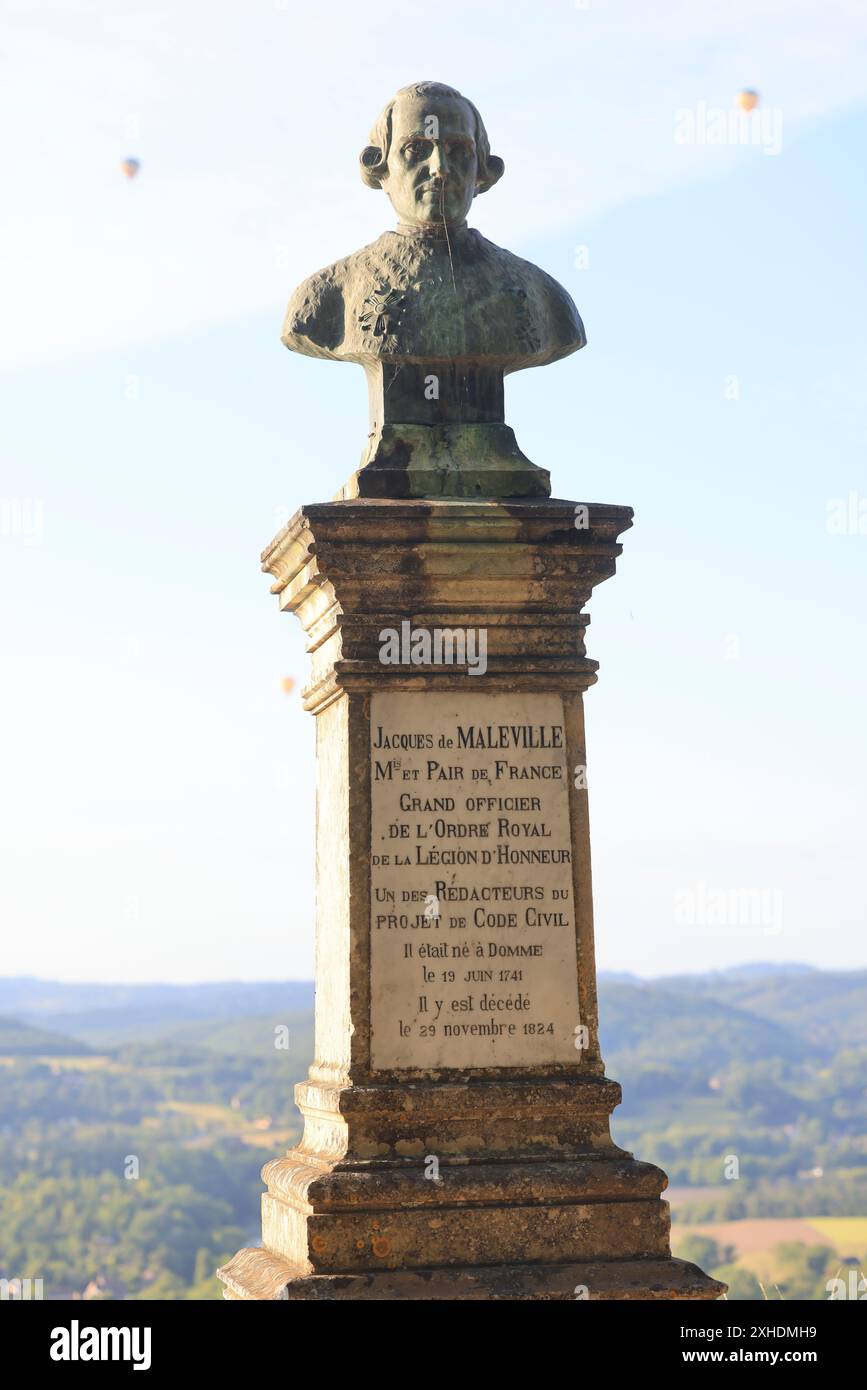 La bastide de Domme surplombe la vallée de la Dordogne dans le Périgord Noir dans le sud-ouest de la France. Domme est répertorié comme l'un des plus beaux v Banque D'Images
