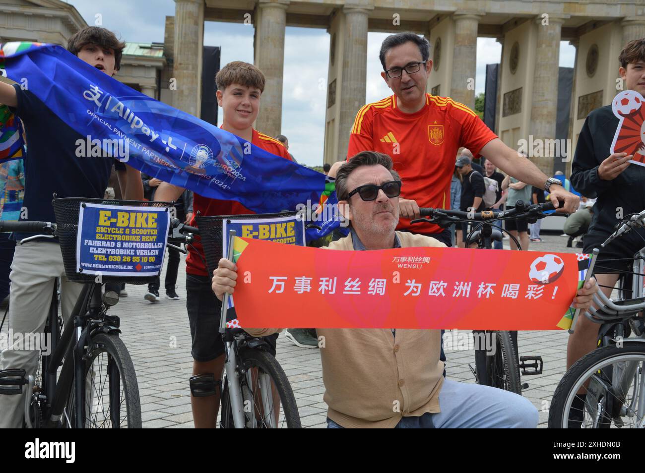 Berlin, Allemagne - 13 juillet 2024 - fans de football espagnols à Pariser Platz. (Photo de Markku Rainer Peltonen) Banque D'Images