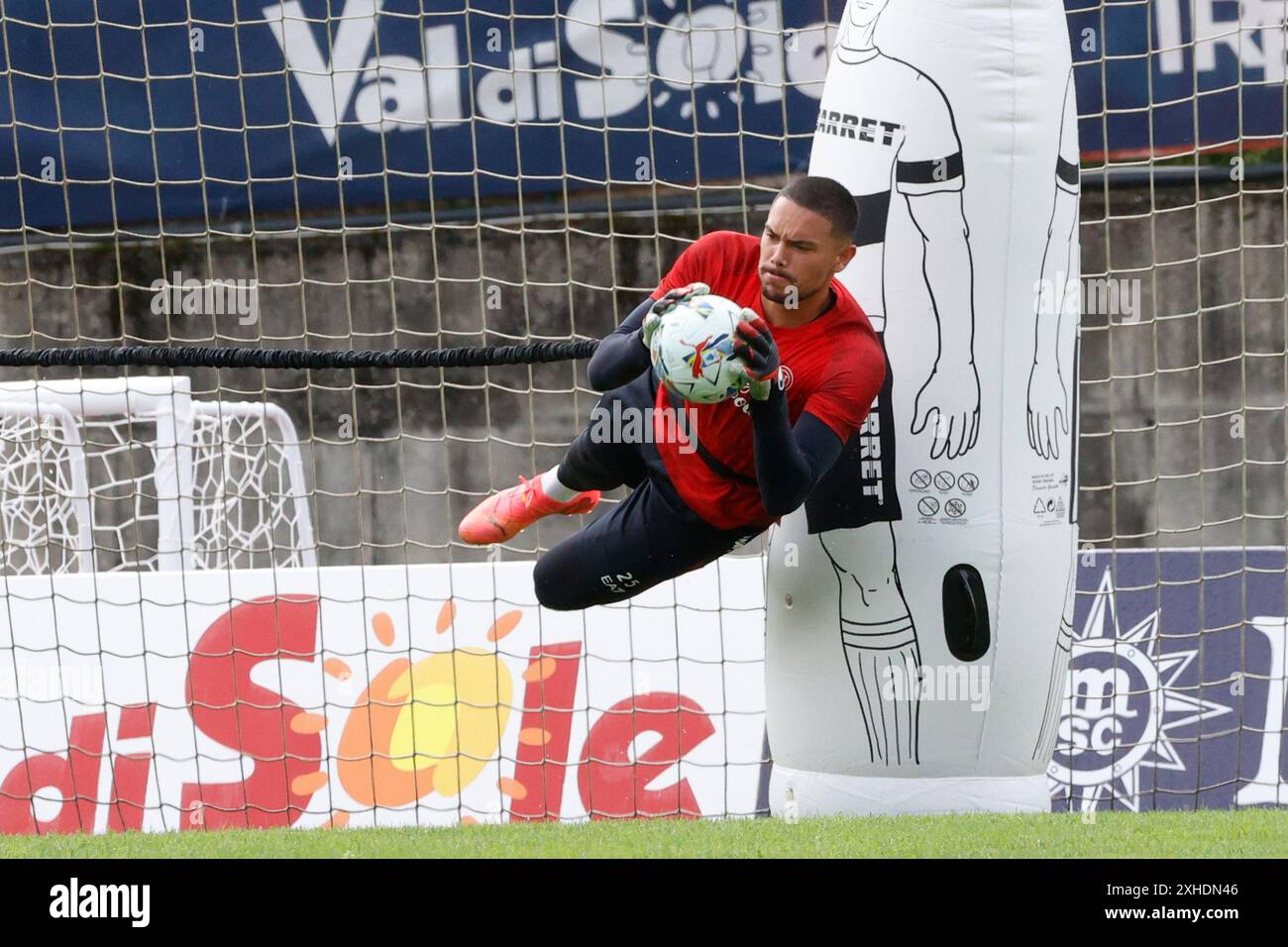 Dimaro, Trentin, Italie. 13 juillet 2024. Elia Caprile pendant le jour 3 du camp d'entraînement de pré-saison de la SSC Napoli à Dimaro. (Crédit image : © Ciro de Luca/ZUMA Press Wire) USAGE ÉDITORIAL SEULEMENT! Non destiné à UN USAGE commercial ! Banque D'Images