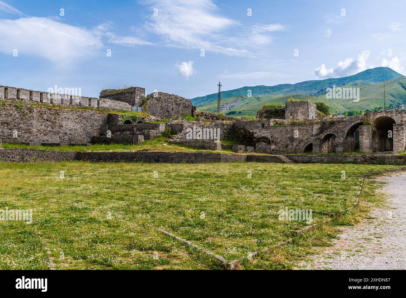 Une vue sur le centre du château au-dessus de la ville de Gjirokaster, Albanie en été Banque D'Images