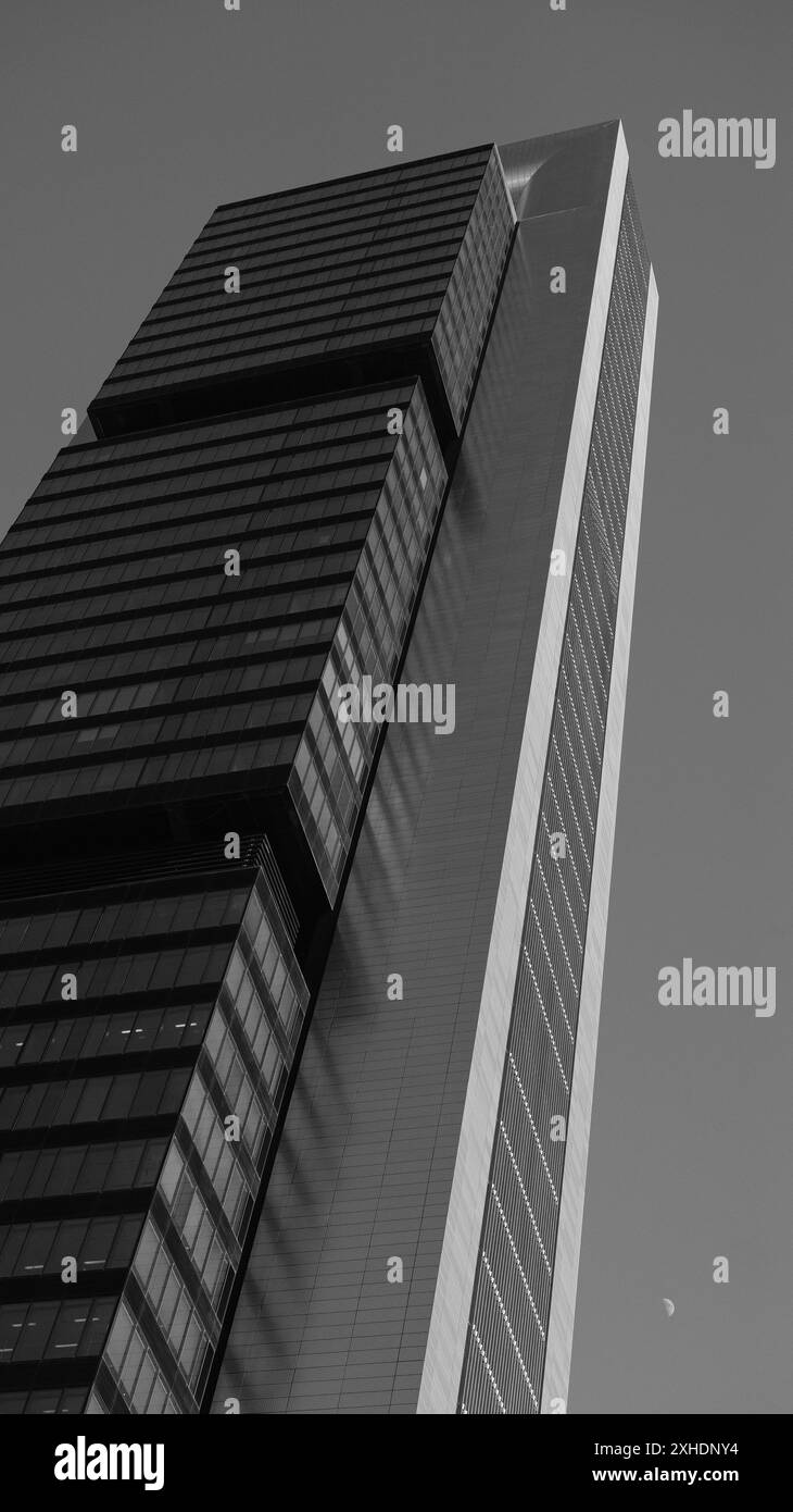 Vue de la Torre Cepsa sur le Paseo de la Castellana à Madrid, dans le complexe financier des 4 tours. 13 juillet 2024 en Espagne Banque D'Images
