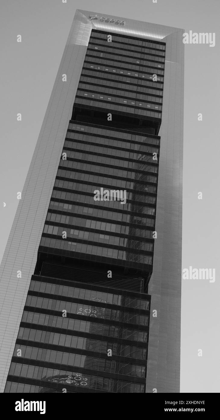 Vue de la Torre Cepsa sur le Paseo de la Castellana à Madrid, dans le complexe financier des 4 tours. 13 juillet 2024 en Espagne Banque D'Images