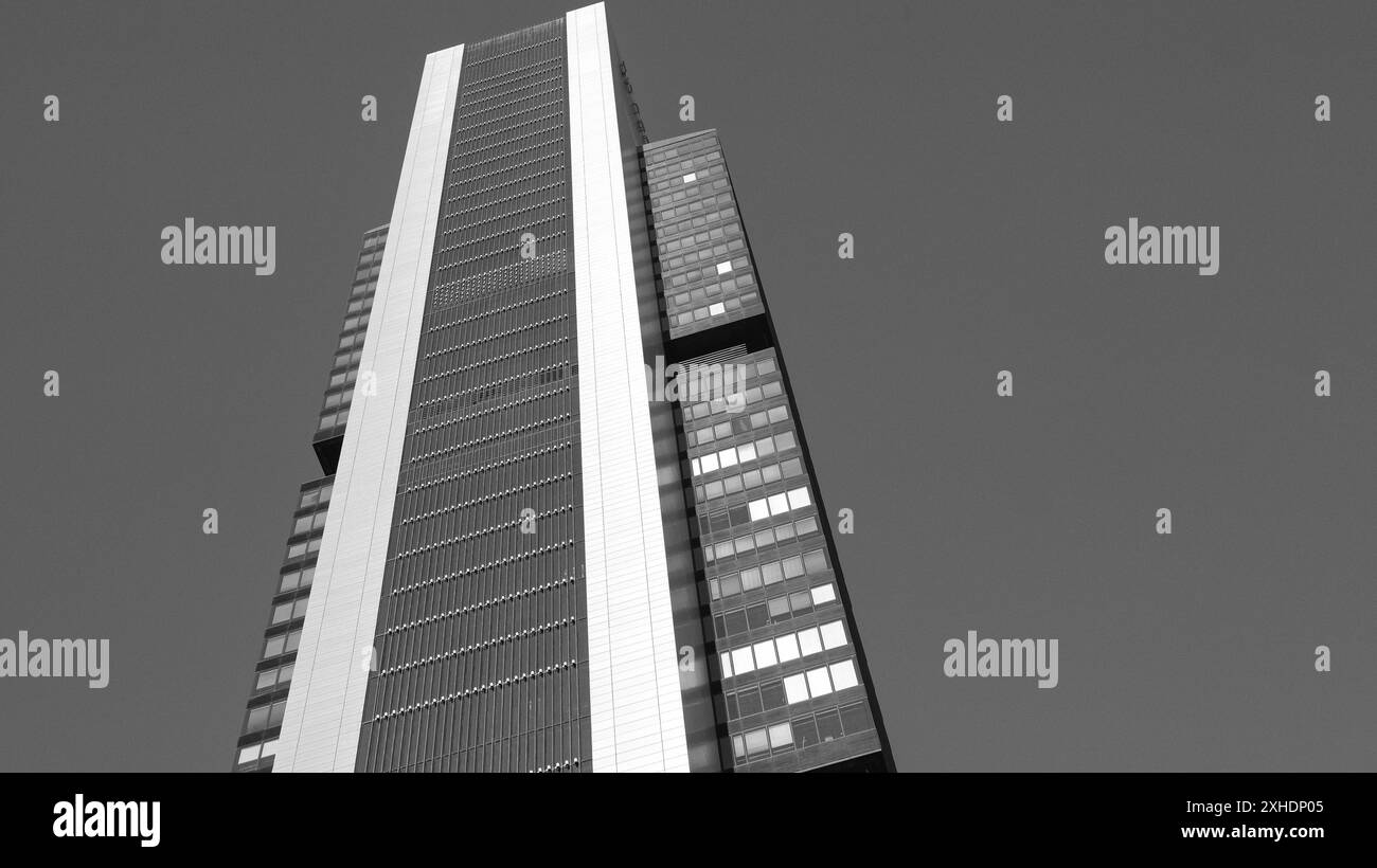 Vue de la Torre Cepsa sur le Paseo de la Castellana à Madrid, dans le complexe financier des 4 tours. 13 juillet 2024 en Espagne Banque D'Images