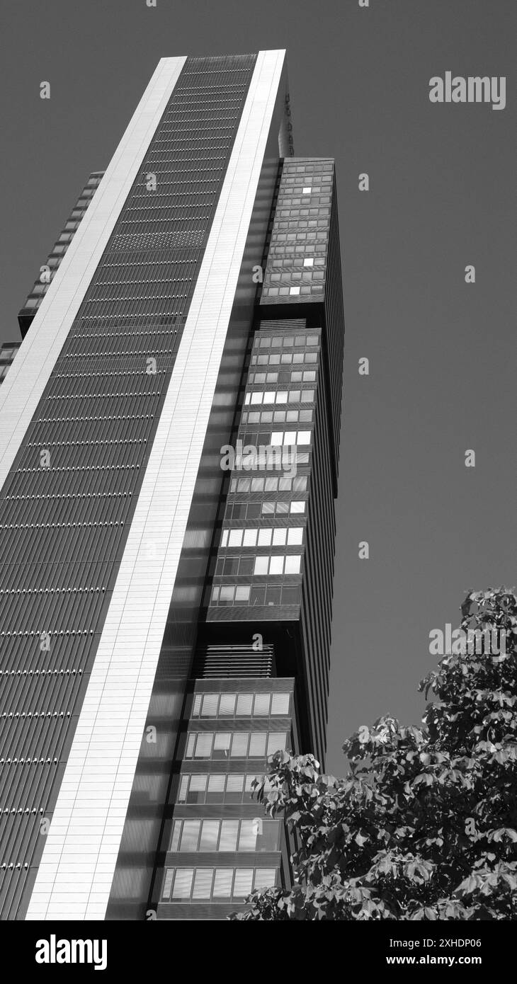 Vue de la Torre Cepsa sur le Paseo de la Castellana à Madrid, dans le complexe financier des 4 tours. 13 juillet 2024 en Espagne Banque D'Images