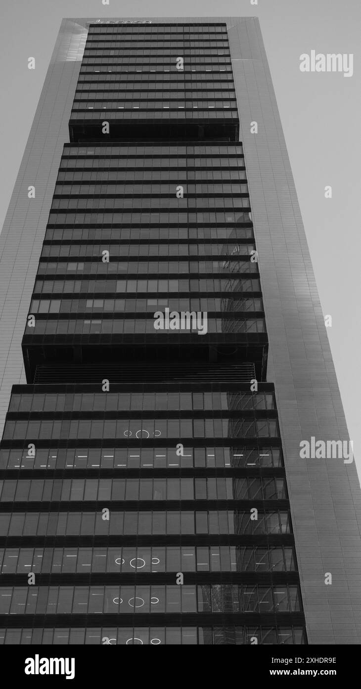 Madrid, Espagne. 13 juillet 2024. Vue de la Torre Cepsa sur le Paseo de la Castellana à Madrid, dans le complexe financier des 4 tours. 13 juillet 2024 en Espagne (photo par Oscar Gonzalez/Sipa USA) crédit : Sipa USA/Alamy Live News Banque D'Images