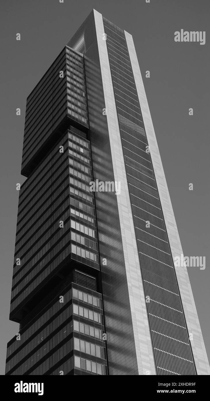 Madrid, Espagne. 13 juillet 2024. Vue de la Torre Cepsa sur le Paseo de la Castellana à Madrid, dans le complexe financier des 4 tours. 13 juillet 2024 en Espagne (photo par Oscar Gonzalez/Sipa USA) crédit : Sipa USA/Alamy Live News Banque D'Images