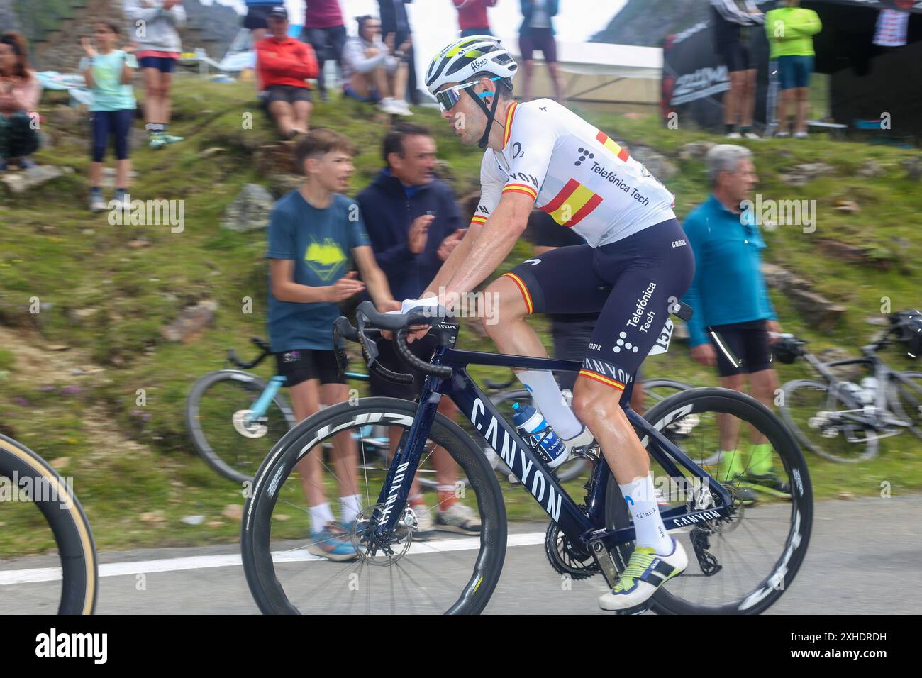 Bareges, France, 13 juillet 2024 : Alex Aramburu, cycliste du Movistar Team (152 ans), lors de la 14ème étape du Tour de France 2024 entre Pau et Saint-Lary-Soulan Pla d'Adet, le 13 juillet 2024, à Bareges, France. Crédit : Alberto Brevers / Alamy Live News. Banque D'Images