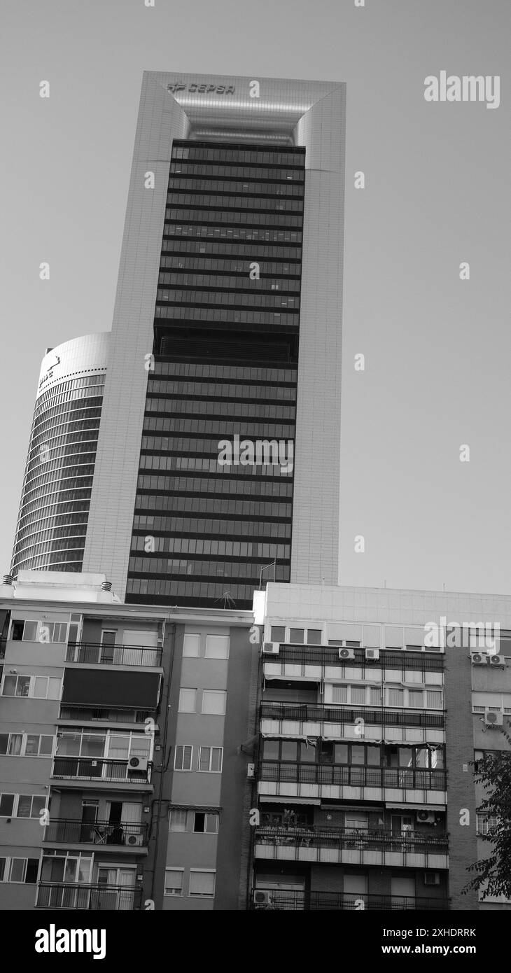 Madrid, Espagne. 13 juillet 2024. Vue de la Torre Cepsa sur le Paseo de la Castellana à Madrid, dans le complexe financier des 4 tours. 13 juillet 2024 en Espagne (photo par Oscar Gonzalez/Sipa USA) crédit : Sipa USA/Alamy Live News Banque D'Images