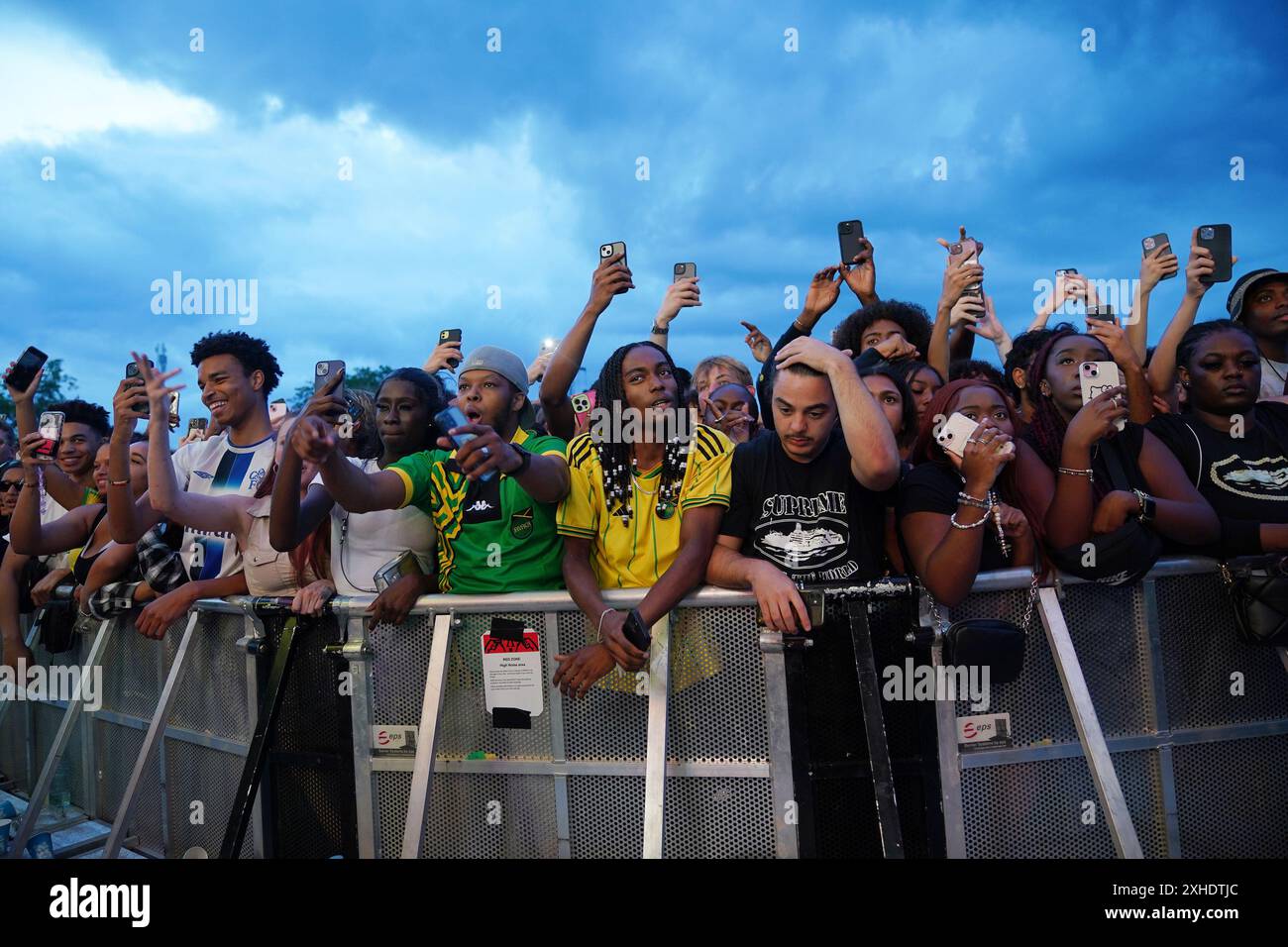 La foule regardant 21 Savage se produire sur la scène principale du Wireless Festival au Finsbury Park à Londres. Date de la photo : samedi 13 juillet 2024. Banque D'Images